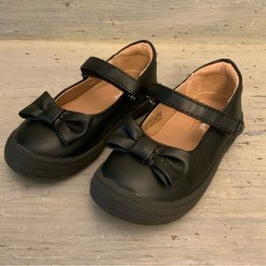 Cat & Jack Black Faux Leather Mary Jane’s with Bow and Velcro Strap Like New